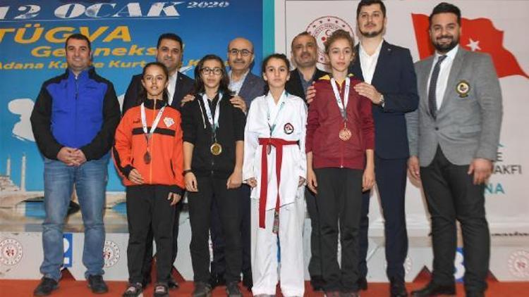 Vali Demirtaş, TÜGVA İller Arası Karate Kurtuluş Kupasıında sporculara madalya verdi