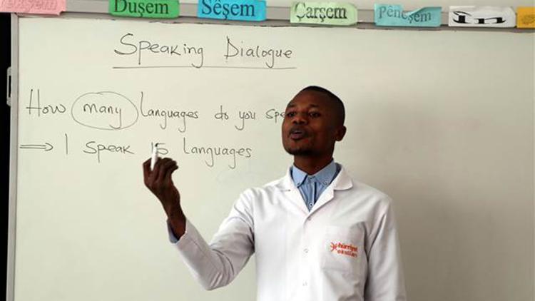 Van’daki okulda görevli Ganalı öğretmen İngilizceyi sevdirdi