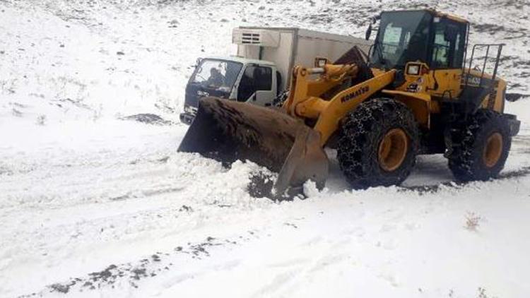 Pervari’de kardan kapanan 30 köy yolu açıldı