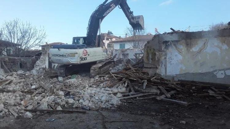 Yenişehir’de atıl durumda olan okul binası yıkıldı