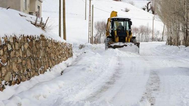 Van ve Bitliste 277 yerleşim biriminin yolu açıldı,kar ve tipi nedeniyle kapanan 168 yolun açılması için çalışmalar devam ediyor
