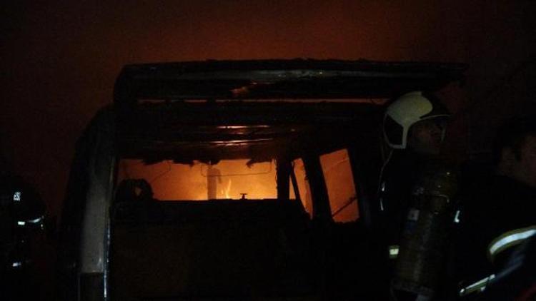 Sanayi sitesinde yangın: 1 iş yeri ile 1 araç yandı, 1 kişi yaralı