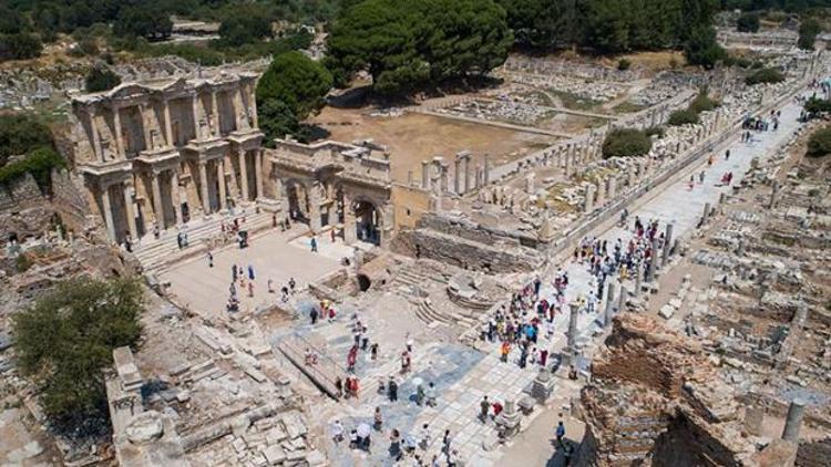 Efes Antik Kenti 2 milyon ziyaretçiye yaklaştı