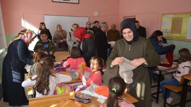 Suşehrinde öğrencilere atkı ve bere dağıtıldı