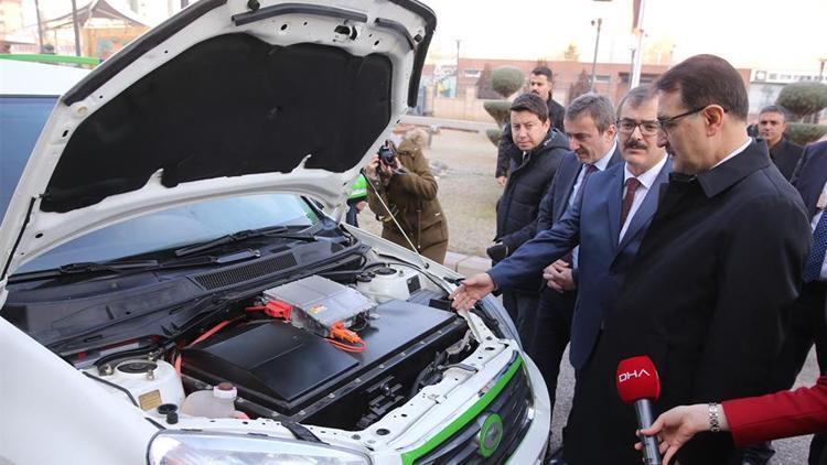 Bakan Dönmez, hidrojen yakıtlı otomobili test etti