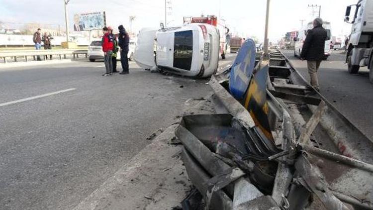 Bariyere çarpıp devrilen otomobilin sürücüsü yaralandı