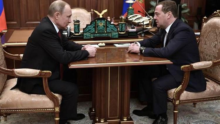 Son dakika... Rusya Başbakanı Medvedev hükümetin istifasını verdi