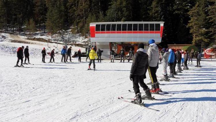 Üniversite öğrencilerine kayak eğitimi