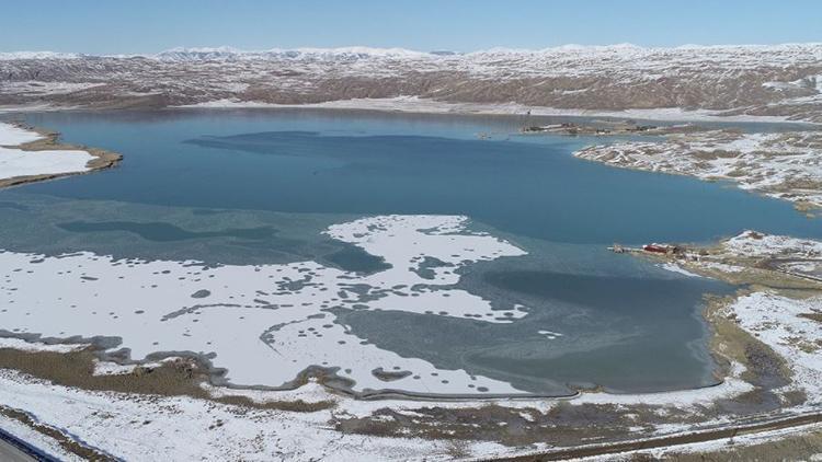 Sivasın en büyük gölü kısmen dondu