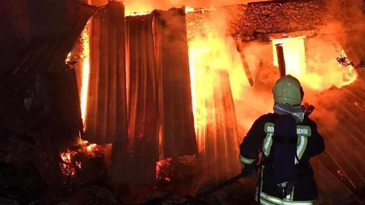 2 katlı ev, 3,5 saatlik yangında kül oldu
