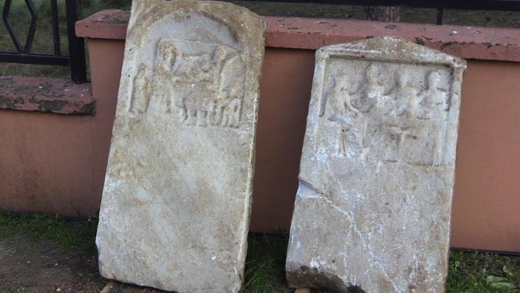 Yağmur sularının ortaya çıkardığı mezar stelleri, Roma dönemine aitmiş