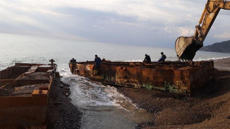 Sahile vuran 35 tonluk platform kaldırıldı
