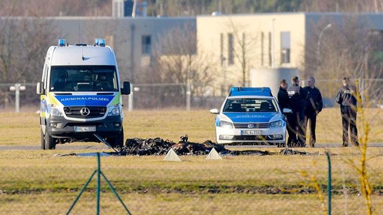 Almanya’da uçak düştü: İki kişi öldü