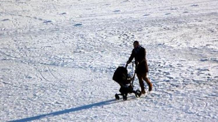 Gölcükte buz tutan göl üzerinde tehlikeli yürüyüş