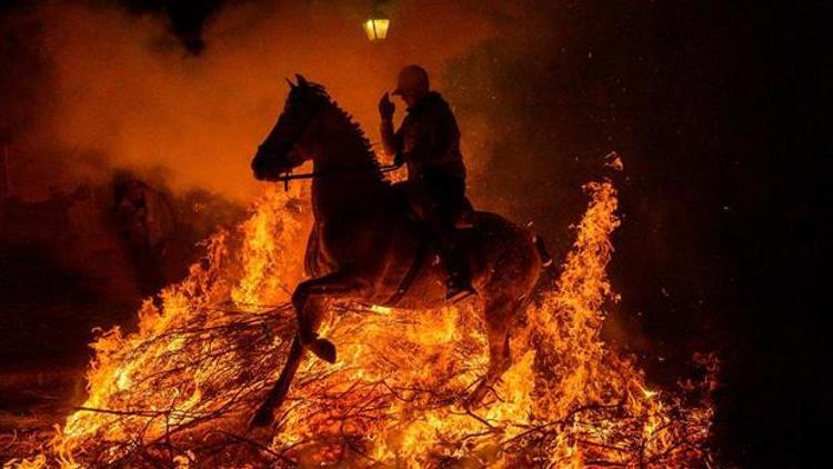 İspanyada atlar, kötülüklerden arındırılmak için ateş üzerinde yürütüldü