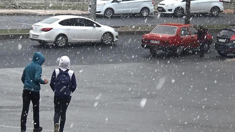Diyarbakıra mevsimin ilk karı yağdı