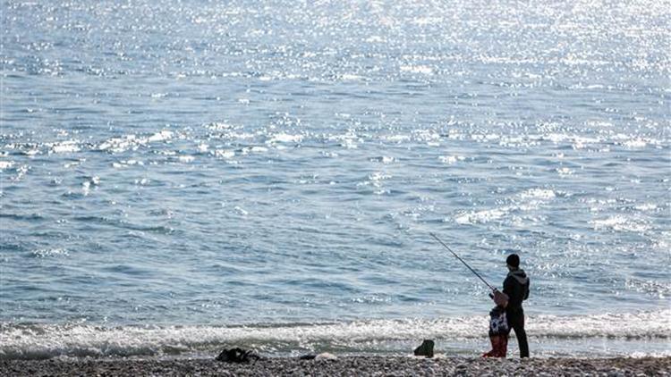 Antalya’da tatilciler güneşli havanın keyfini çıkardı