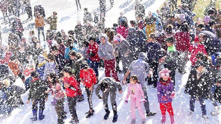 Çocuklar Toroslar’dan getirilen 40 kamyon karla eğlendi