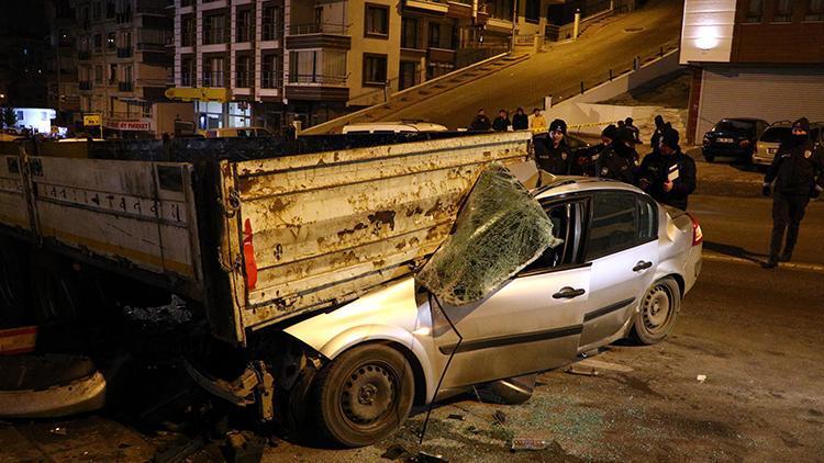 TIR’a arkadan çarpan otomobil hurdaya döndü