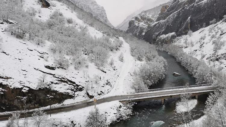 Tuncelide 184 köy yolu kardan kapandı