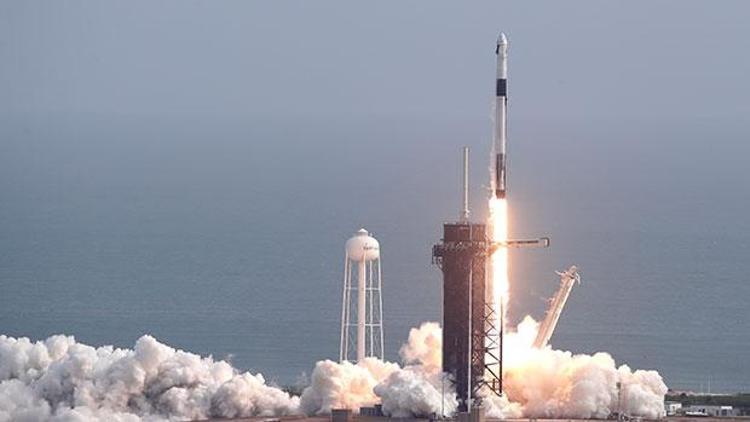 SpaceX önemli bir engeli daha aştı  Acil durum kaçış sistemi başarıyla test edildi