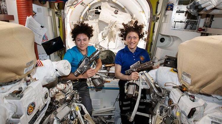 NASAnın kadın astronotları istasyonun batarya değiştirme işinde sona yaklaştı