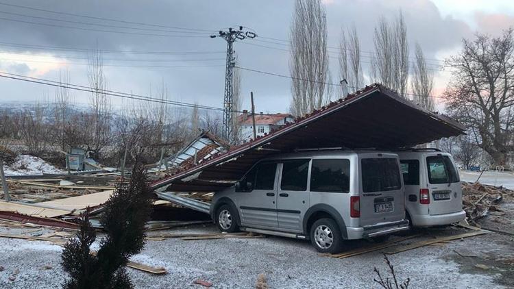 Karamanda şiddetli rüzgar çatıları uçurdu; 2 araç hasar gördü