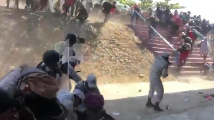 Meksika güvenlik güçleri ve göçmenler arasında çatışma çıktı