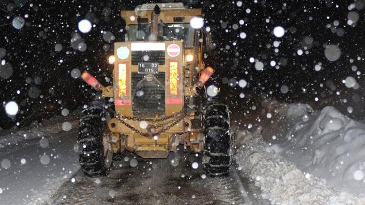 Bursada karda mahsur kalan sürücü, 8 saat sonra kurtarıldı