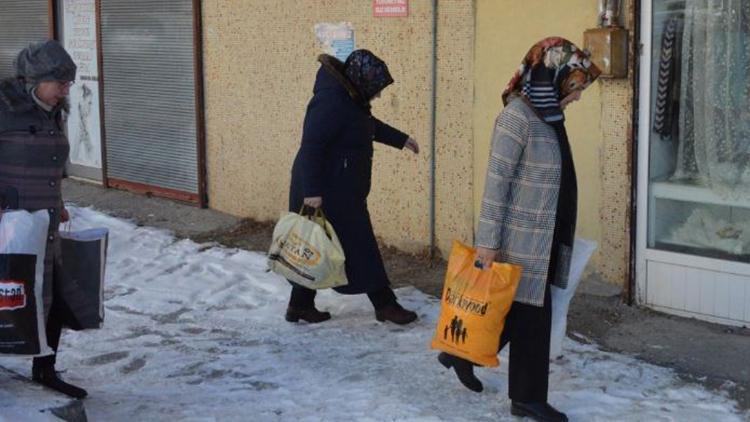 Gönüllü anneler bu kez Suriyeli çocuklar için yardım topladı