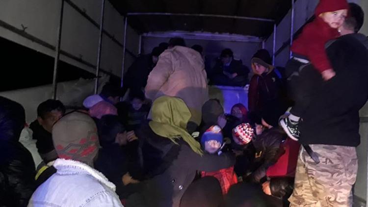 Ayvacıkta kamyonet kasasından 65 kaçak göçmen çıktı