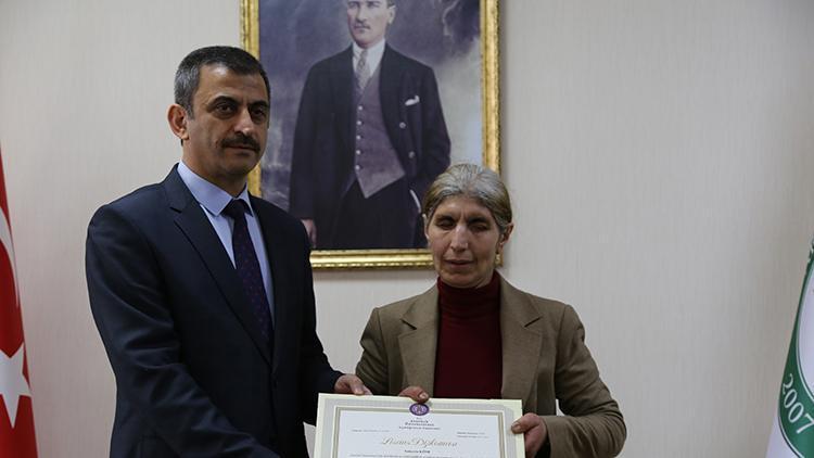 Görme engelli 51 yaşındaki Süheyla Köse üniversite diplomasını aldı