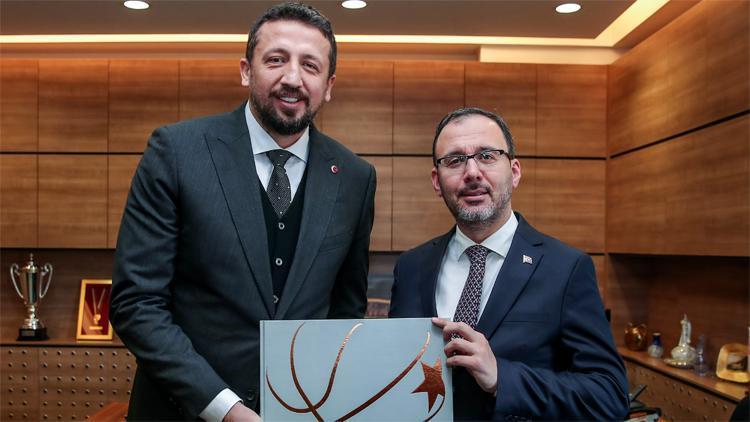 Bakan Kasapoğlu, TBF Başkanı Hidayet Türkoğlunu ziyaret etti