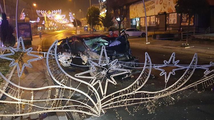 Alkollü sürücü, otomobille aydınlatma direğine çarptı