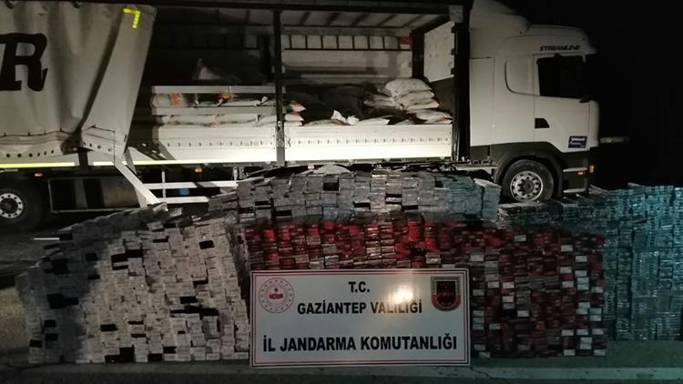 Yem yüklü TIRda, 19 bin 750 paket kaçak sigara bulundu