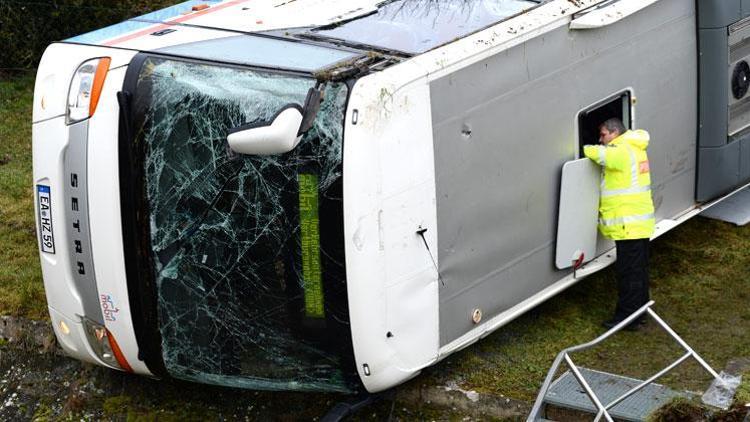 Almanya’da feci kaza Devrilen otobüste 2 öğrenci öldü