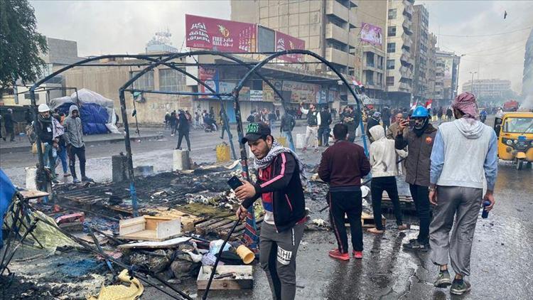 Irak güvenlik güçleri, göstericilerin kalesi Tahrirdeki eylem çadırlarını yaktı
