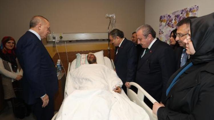 Cumhurbaşkanı Erdoğan, hastanede yaralıları ziyaret etti
