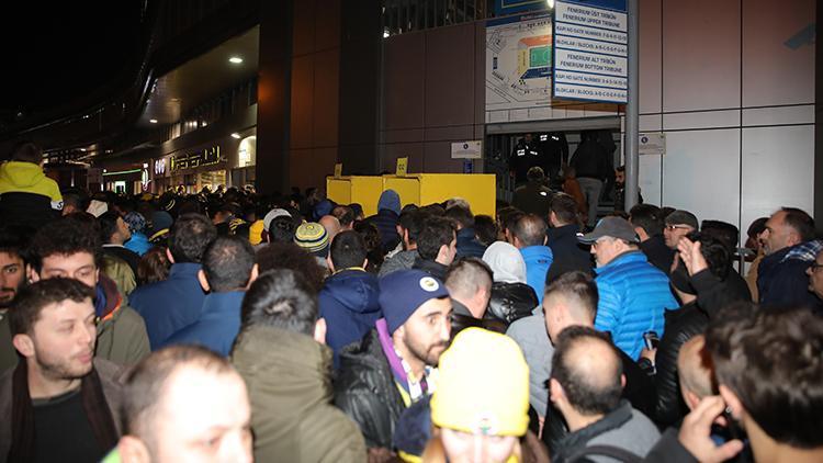 Fenerbahçe-Başakşehir maçında turnike krizi Taraftarlar giremedi