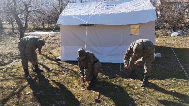MSB: Mehmetçik çadır kurma faaliyetlerine devam ediyor