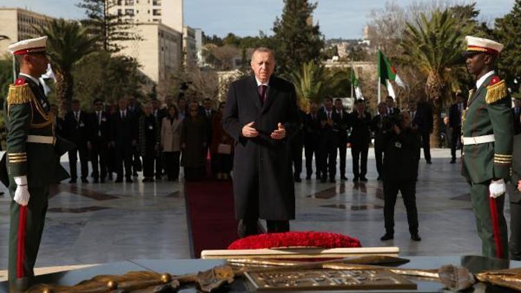 Cumhurbaşkanı Erdoğan, Şehitler Abidesi’ne çelenk bıraktı
