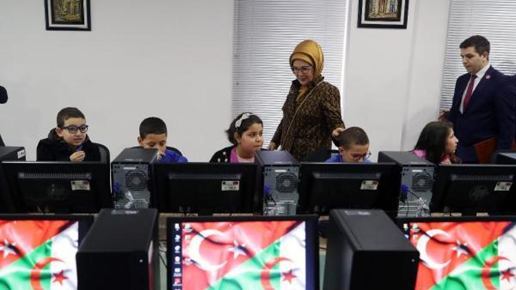 Emine Erdoğan, Cezayir’de bilgisayar sınıfının açılışını yaptı