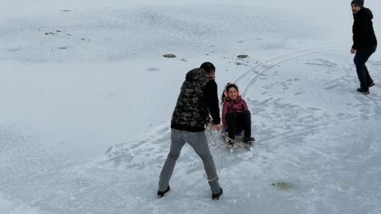 Karabükte gölet buz tuttu