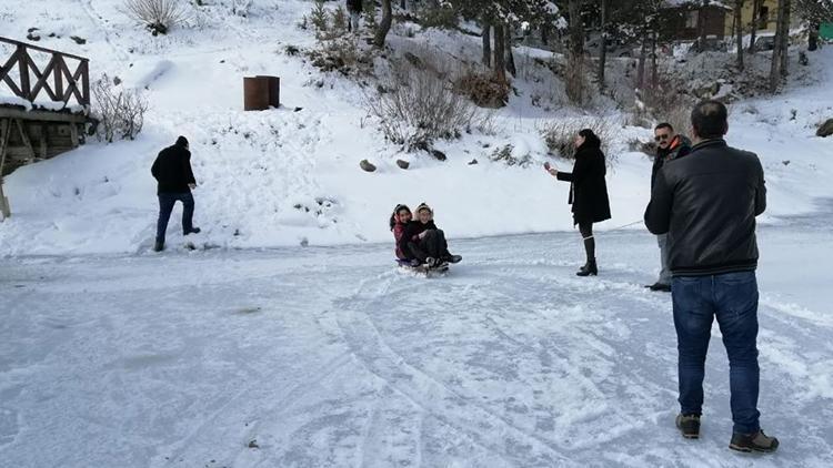 Karabükte gölet buz tuttu