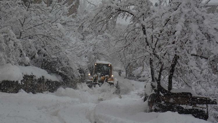 Hakkaride 10 yerleşim yeri kapandı