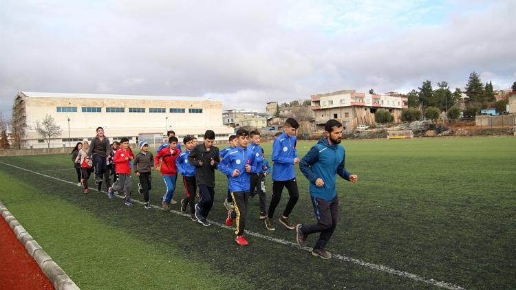 Mustafa öğretmen öğrencilerine sporla ‘dokunuyor’