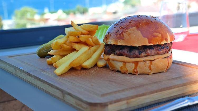 Hamburgerin tadı Boğaz'da bir başka olur