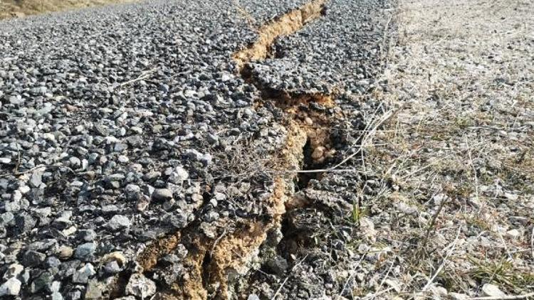 Depremde Sivricedeki köy yollarında dev yarıklar oluştu