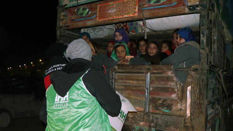 İHHdan göç yolundaki ailelere acil yardım paketi