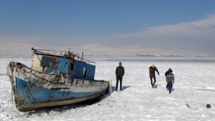 Bitlisteki Nazik Gölünün yüzeyi buzla kaplandı